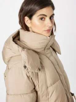 DIDRIKSONS Manteaux Dhiver Manteau D’hiver Femme Beige Foncé -Sportamore 4eb5b6f14e033d22f41c49dd56f0a033